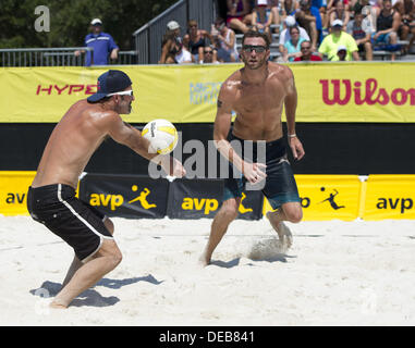 San Pietroburgo, Florida, Stati Uniti d'America. Xiv Sep, 2013. San Pietroburgo, FL: TODD ROGERS restituisce un salto servire durante la sua partita contro Steve Grotowski / Casey Jennings. Rogers e il partner Doherty passare a giocare per il 7° posto al 2013 AVP Pro Tour di pallavolo fermata a San Pietroburgo. © Andrew patrono/ZUMAPRESS.com/Alamy Live News Foto Stock