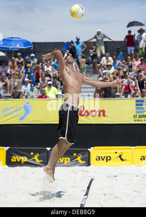 San Pietroburgo, Florida, Stati Uniti d'America. Xiv Sep, 2013. San Pietroburgo, FL: TODD ROGERS jump serve durante la sua partita contro Steve Grotowski / Casey Jennings. Rogers e il partner Doherty passare a giocare per il 7° posto al 2013 AVP Pro Tour di pallavolo fermata a San Pietroburgo. © Andrew patrono/ZUMAPRESS.com/Alamy Live News Foto Stock