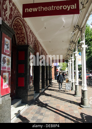 Il camminamento esterno e ingresso del nuovo Teatro Regio a Portsmouth, Hampshire, Inghilterra Foto Stock