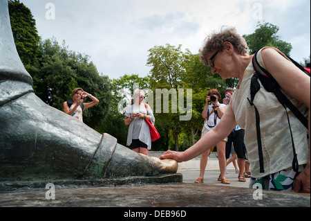 Tourist toccando Ivan Mestrovic 'Gregorius di Nin' statua alluce, Split, Regione della Dalmazia, Croazia, Europa. Foto Stock