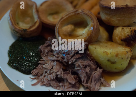 Inglese domenica di patate arrosto di agnello sugo di carne il pranzo Foto Stock