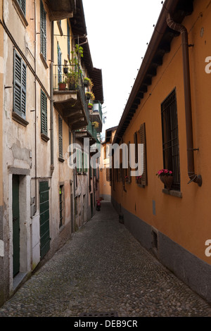 Una tipica strada stretta vista con frontale in legno case in Italian Lake District Foto Stock