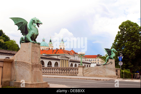 Dragon Bridge vista della Cattedrale di San Nicola sul fiume Ljubljanica Ljubljana Slovenia Europa Foto Stock
