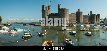 Caernarfon Castle, Caernarfon, Gwynedd, Galles Foto Stock