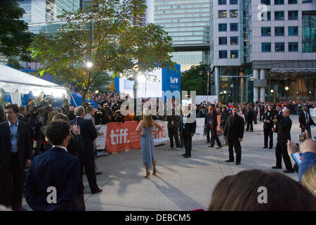 Toronto, Canada. Xiv Sep, 2013. Jennifer Aniston era a Toronto il sabato per la prima mondiale di "Vita di criminalità", altamente prevedibile-adattamento di Elmore Leonard del romanzo "L'interruttore" e prequel di Quentin Tarantino "Jackie Brown." © Nisarg Fotografia/Alamy Live News Foto Stock