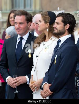 Stoccolma, Svezia. Xv Sep, 2013. Il principe Carl Philip, Princess Madeleine e Christopher O'Neill assiste l'apertura della danza celebrazione da parte della città di Stoccolma in connessione con il re Carl Gustaf il quarantesimo giubileo presso il cortile interno del Palazzo Reale di Stoccolma, Svezia, 15 settembre 2013. Foto: Foto: RPE/ Albert Nieboer - -/dpa/Alamy Live News Foto Stock