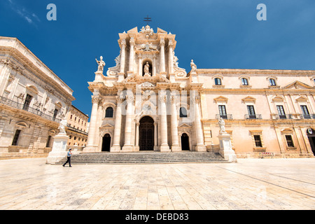 Piazza del Duomo e il Duomo di Siracusa in Sicilia sulla giornata di sole nel mese di luglio. Foto Stock