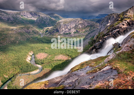 Litlverivassforsen cascata e Storskogelva fiume nella valle Storskogdalen, Rago National Park, Nordland county, Norvegia Foto Stock