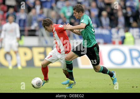 Mainz, Germania. Xiv Sep, 2013. Mainz's Mainzer Nicolai Mueller (l) e Schalke's Roman Neustaedter (R) cercano di raggiungere la palla durante la Bundesliga soccer match 1. FSV Mainz 05 vs FC Schalke 04 presso il Coface Arena a Mainz, Germania, 14 settembre 2013. Mainz perso 0-1. Foto: FREDRIK VON ERICHSEN/dpa/Alamy Live News Foto Stock