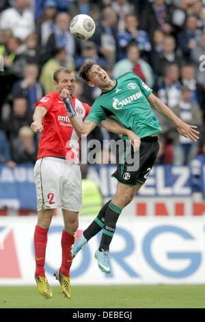 Mainz, Germania. Xiv Sep, 2013. Mainz's Bo Svensson (L) e Schalke è Adam Szalai (R) cercano di raggiungere la palla durante la Bundesliga soccer match 1. FSV Mainz 05 vs FC Schalke 04 presso il Coface Arena a Mainz, Germania, 14 settembre 2013. Mainz perso 0-1. Foto: FREDRIK VON ERICHSEN/dpa/Alamy Live News Foto Stock