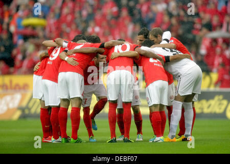 Mainz, Germania. Xiv Sep, 2013. Mainz i giocatori di stare insieme in un cerchio prima dell' inizio della Bundesliga soccer match 1. FSV Mainz 05 vs FC Schalke 04 presso il Coface Arena a Mainz, Germania, 14 settembre 2013. Mainz perso 0-1. Foto: FREDRIK VON ERICHSEN/dpa/Alamy Live News Foto Stock