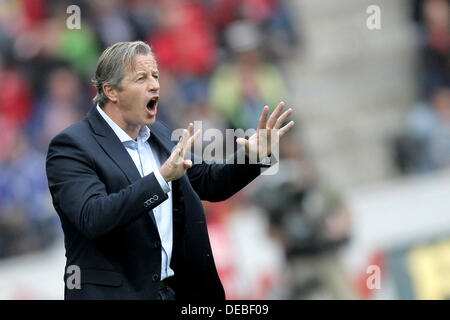 Mainz, Germania. Xiv Sep, 2013. Schalke allenatore Jens Keller gesticulates in disparte durante la Bundesliga soccer match 1. FSV Mainz 05 vs FC Schalke 04 presso il Coface Arena a Mainz, Germania, 14 settembre 2013. Mainz perso 0-1. Foto: FREDRIK VON ERICHSEN/dpa/Alamy Live News Foto Stock