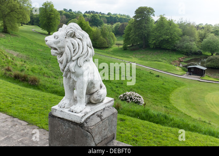 Lion statua in motivi di Shrigley Hall Hotel, Golf e Country Club, Pott Shrigley, Macclesfield, Cheshire Foto Stock