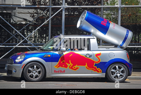 Un auto pubblicità per la Red Bull energy drink nel Greenwich Village la sezione della città di New York Foto Stock