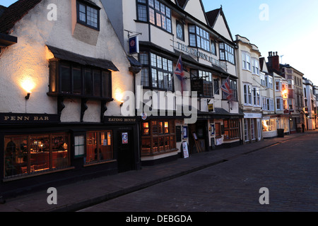 Street View di notte, Pozzi Città, Englands più piccola città, Contea di Somerset, Inghilterra, Regno Unito Foto Stock