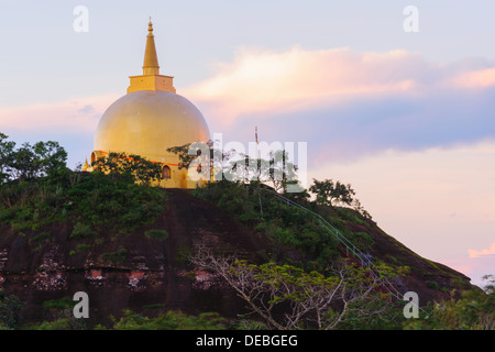 Sunrise paesaggio della pagoda dorata sul Phu Lanka Thailandia. Foto Stock