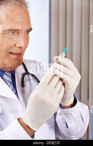 Medico con guanti disegno fino ad uso singola siringa in un ospedale Foto Stock