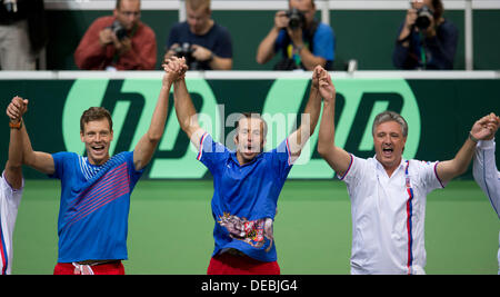 Praga, Repubblica Ceca. Xiv Sep, 2013. La Repubblica ceca è Tomas BERDYCH, Radek STEPANEK: risultati nei e capitano Jaroslav Navratil, da sinistra a destra, celebrare dopo aver sconfitto Argentina Carlos Berlocq e Horacio Zeballo nel loro Davis Cup Semifinal match di tennis a Praga Repubblica Ceca, sabato, Sett. 14, 2013. (CTK foto/Michal Kamaryt) © CTK/Alamy Live News Foto Stock