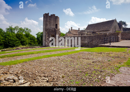 I resti del South East Tower e il cortile interno a Farleigh Hungerford Castello, Nr Bath, Somerset, Inghilterra, Regno Unito Foto Stock