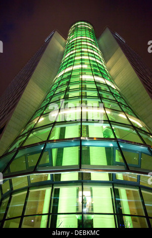 Varsavia, Polonia, l'ascensore albero del Westin Warsaw Hotel di notte Foto Stock