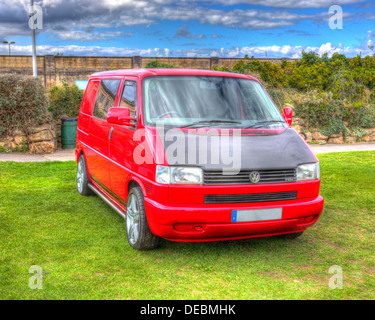 Red Volkswagen VW T4 van cerchi in lega e cielo blu come la pittura in HDR Foto Stock