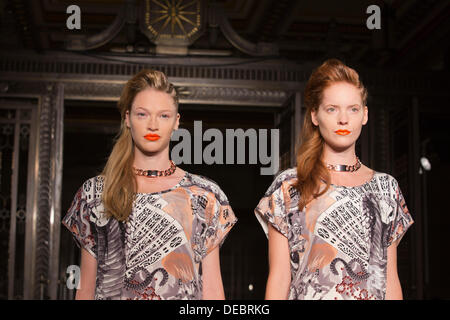 Londra, Regno Unito. 16 Settembre, 2013. I modelli a piedi la pista al tabernacolo gemelli off-schedule fashion show alla settimana della moda di Londra alla moda Scout/massone's Hall. Foto: CatwalkFashion/Alamy Live News Foto Stock