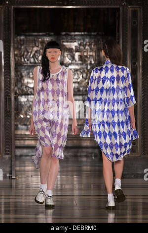 Londra, Regno Unito. 16 Settembre, 2013. I modelli a piedi la pista al tabernacolo gemelli off-schedule fashion show alla settimana della moda di Londra alla moda Scout/massone's Hall. Foto: CatwalkFashion/Alamy Live News Foto Stock