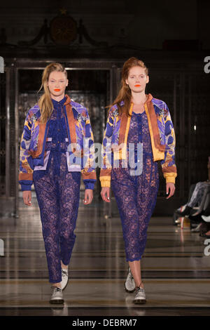 Londra, Regno Unito. 16 Settembre, 2013. I modelli a piedi la pista al tabernacolo gemelli off-schedule fashion show alla settimana della moda di Londra alla moda Scout/massone's Hall. Foto: CatwalkFashion/Alamy Live News Foto Stock