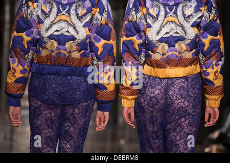 Londra, Regno Unito. 16 Settembre, 2013. I modelli a piedi la pista al tabernacolo gemelli off-schedule fashion show alla settimana della moda di Londra alla moda Scout/massone's Hall. Foto: CatwalkFashion/Alamy Live News Foto Stock