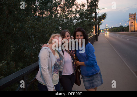 Varsavia, Polonia, giovani donne sul ponte Poniatowski Foto Stock