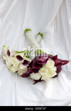 Nozze fiori viola e bianco calla gigli e rose di sposa e damigella Foto Stock