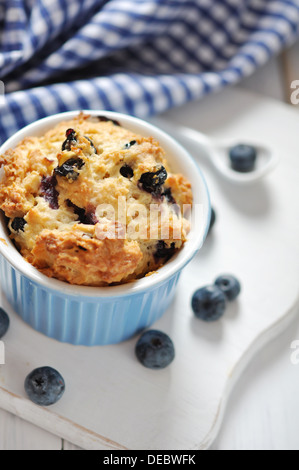 Fatti in casa muffin ai mirtilli freschi con mirtillo closeup Foto Stock