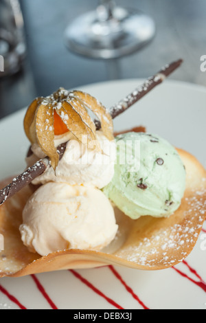 Il gelato è servita in un guscio di wafer Foto Stock