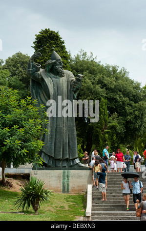 I turisti in visita a Ivan Mestrovic 'Gregorius di Nin' statua, Split, Regione della Dalmazia, Croazia, Europa. Foto Stock