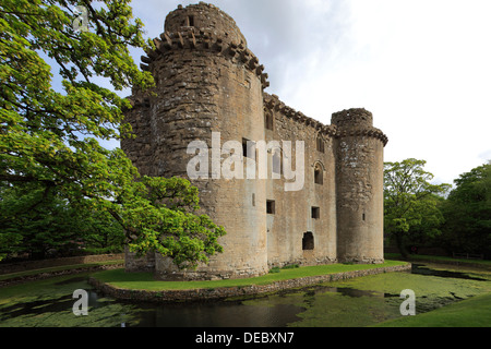 Summer View o le rovine del Castello di Nunney, Nunney village, Contea di Somerset, Inghilterra, Regno Unito Foto Stock