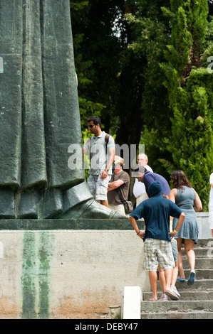 I turisti toccando Ivan Mestrovic 'Gregorius di Nin' statua alluce, Split, Regione della Dalmazia, Croazia, Europa. Foto Stock