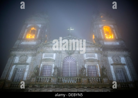 Bom Jesus do Monte, la Chiesa del pellegrinaggio di Braga nella serata di nebbia, Braga, Distretto di Braga, Portogallo Foto Stock