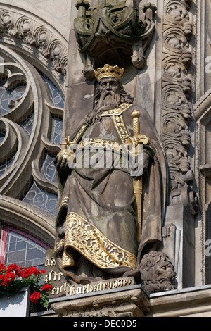 La scultura di Carlo Magno sulla facciata del Palazzo Comunale, Duisburg, distretto della Ruhr, Nord Reno-Westfalia, Germania Foto Stock