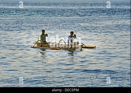 Due uomini in un buttafuori barca, Arborek Raja Ampat, Papua occidentale, in Indonesia Foto Stock