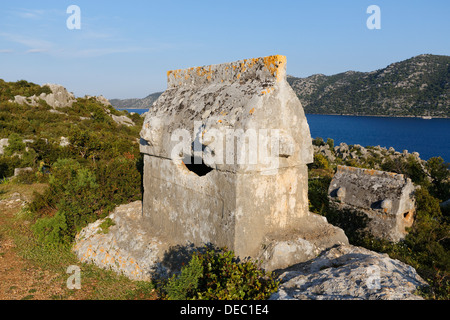 Sarcofago, antica Simena, Kekova island nella parte posteriore, Kaleköy, Lycia, Provincia di Antalya, Turchia Foto Stock