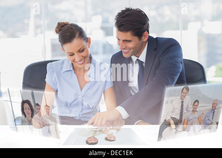 La gente di affari che lavorano insieme con interfaccia digitale Foto Stock