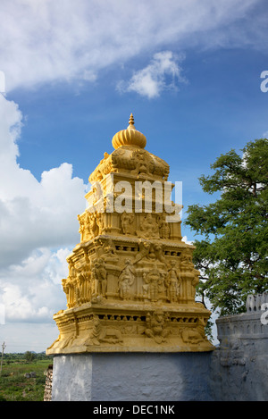 Rurale tempio indù nel sud campagna indiana. Andhra Pradesh, India Foto Stock