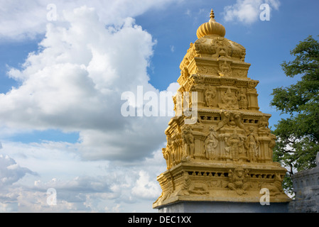 Rurale tempio indù nel sud campagna indiana. Andhra Pradesh, India Foto Stock