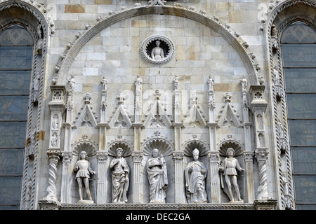 Statue sopra il portale di ingresso, dettaglio facciata ovest della cattedrale di Como, Cattedrale di Santa Maria Maggiore, Como, Lombardia Foto Stock