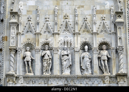 Statue sopra il portale di ingresso, dettaglio facciata ovest della cattedrale di Como, Cattedrale di Santa Maria Maggiore, Como, Lombardia Foto Stock