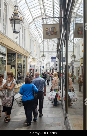 Persone shopping a Morgans Arcade, Cardiff City Centre, agosto 2013, Wales UK Foto Stock