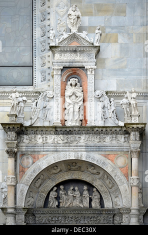 Statua al di sopra del portale nord, navata unica navata, dettaglio, Cattedrale di Como, Cattedrale di Santa Maria Maggiore, Como, Lombardia, Italia Foto Stock