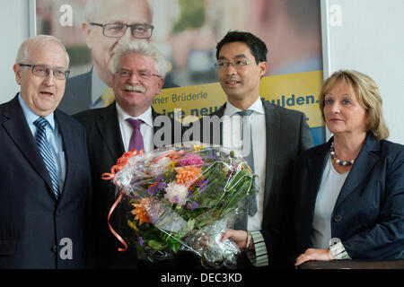 FDP front runner Rainer Bruederle (L-R), bavarese FDP front runner Martin Zeil, ministro tedesco dell'economia Philipp Roesler (FDP) e il ministro tedesco della giustizia Sabine Leutheusser-Schnarrenberger (FDP) partecipano in un FDP riunione dell'ufficio di presidenza dopo elezioni di stato in Baviera nel FDP sede a Berlino, Germania, 16 settembre 2013. Foto: MAURIZIO GAMBARINI Foto Stock