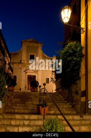 Una piccola chiesa al crepuscolo in Taormina, Sicilia, Italia Foto Stock