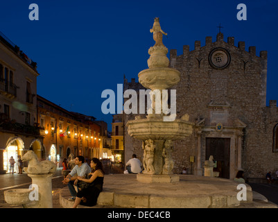 La Cattedrale di San Nicolò e una fontana barocca in Piazza del Duomo al tramonto a Taormina, Sicilia, Italia Foto Stock